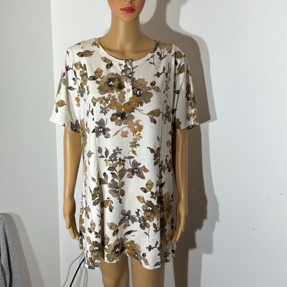 Women’s Set of Two V-Neck Short Sleeve Shirts - XL - Picture 2 of 12